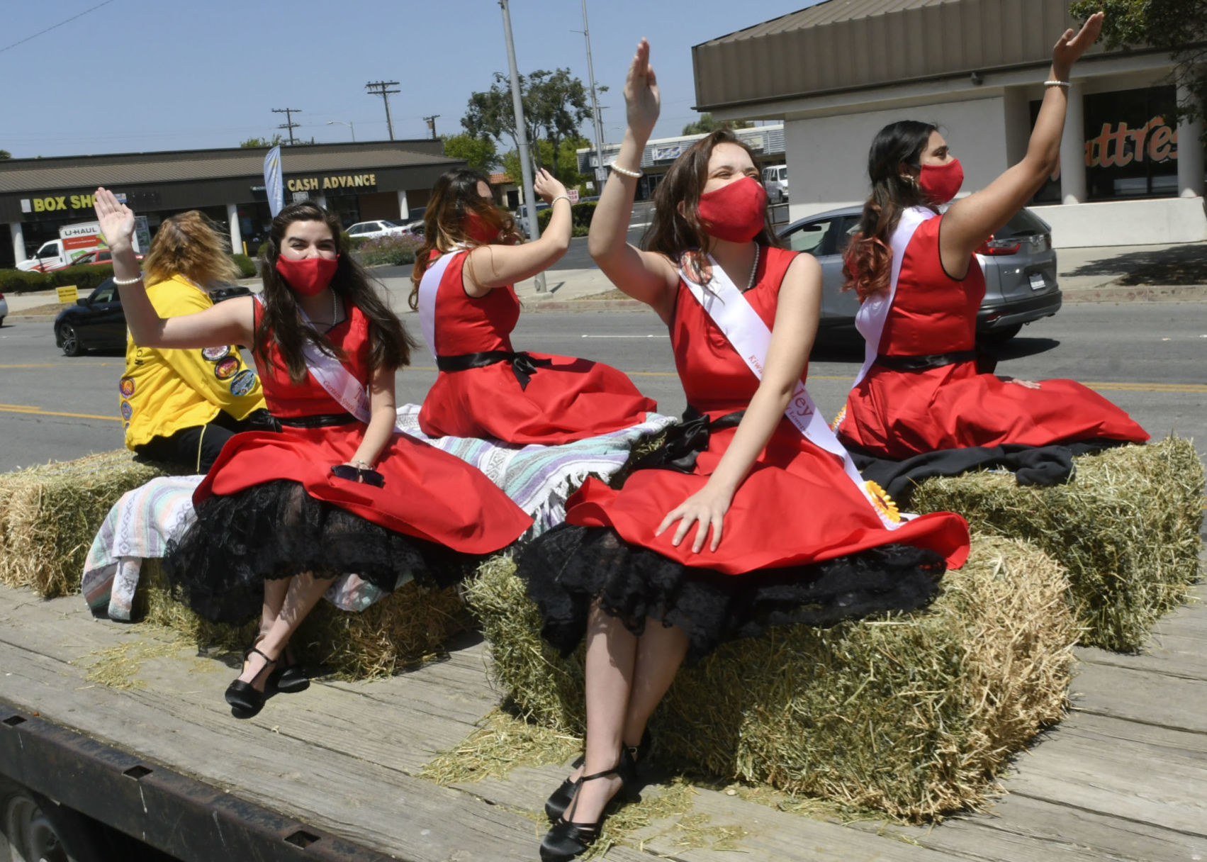 052320 Flower Queen parade 15.jpg